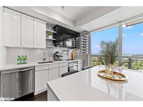 1611-33 Shore Breeze Drive, Toronto, ON - Indoor Photo Showing Kitchen