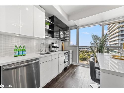 1611-33 Shore Breeze Drive, Toronto, ON - Indoor Photo Showing Kitchen