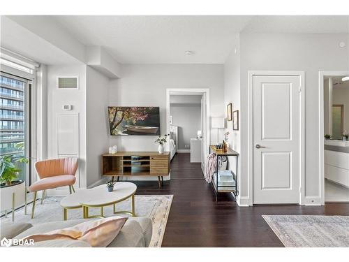 1611-33 Shore Breeze Drive, Toronto, ON - Indoor Photo Showing Living Room