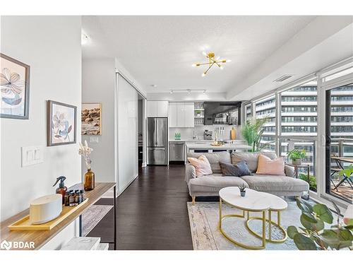 1611-33 Shore Breeze Drive, Toronto, ON - Indoor Photo Showing Living Room