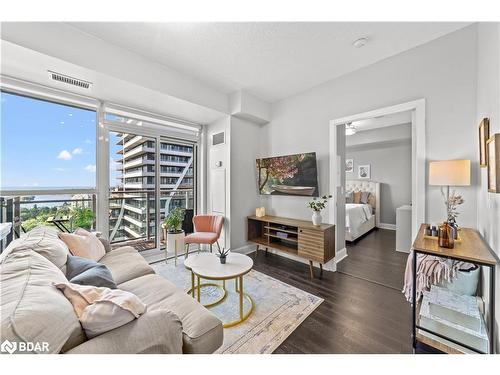 1611-33 Shore Breeze Drive, Toronto, ON - Indoor Photo Showing Living Room