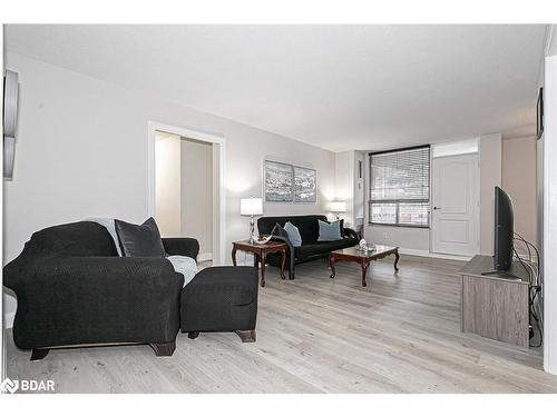 314-10 Edgecliff Golfway, North York, ON - Indoor Photo Showing Living Room