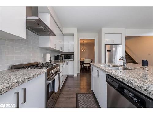 1433 Mcroberts Crescent Crescent, Innisfil, ON - Indoor Photo Showing Kitchen With Double Sink With Upgraded Kitchen