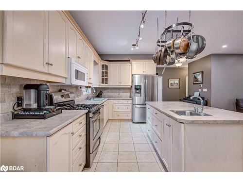 19 Mccarthy Court, Barrie, ON - Indoor Photo Showing Kitchen