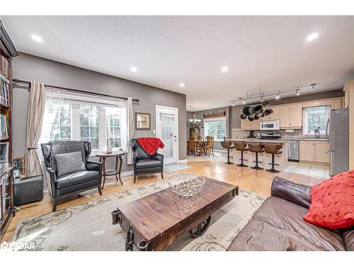 19 Mccarthy Court, Barrie, ON - Indoor Photo Showing Living Room