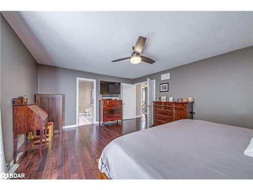 19 Mccarthy Court, Barrie, ON - Indoor Photo Showing Bedroom