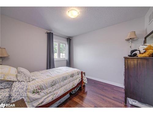 19 Mccarthy Court, Barrie, ON - Indoor Photo Showing Bedroom