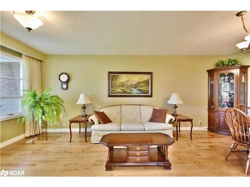 1304 10Th Line, Innisfil, ON - Indoor Photo Showing Living Room