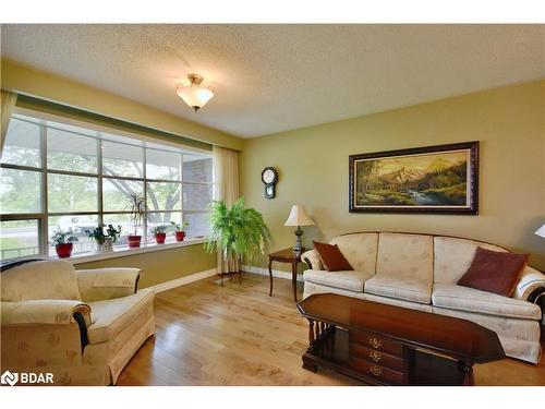 1304 10Th Line, Innisfil, ON - Indoor Photo Showing Living Room