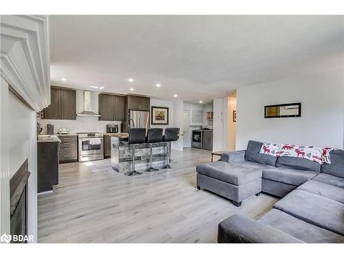 2244 Willard Avenue, Innisfil, ON - Indoor Photo Showing Living Room