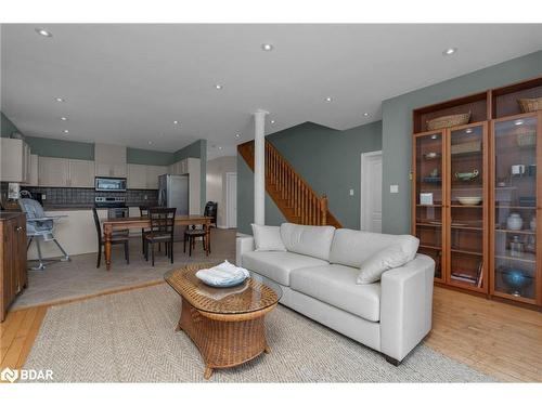 54 Ellis Crescent, Lindsay, ON - Indoor Photo Showing Living Room