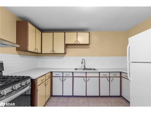 138 Peel Street, Barrie, ON - Indoor Photo Showing Kitchen