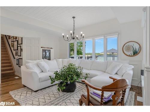 376 Brewery Lane, Orillia, ON - Indoor Photo Showing Living Room