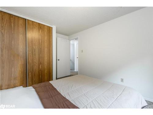 49 Burns Circle, Barrie, ON - Indoor Photo Showing Bedroom