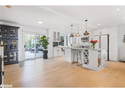 112 Collingwood Street, Barrie, ON - Indoor Photo Showing Kitchen With Upgraded Kitchen