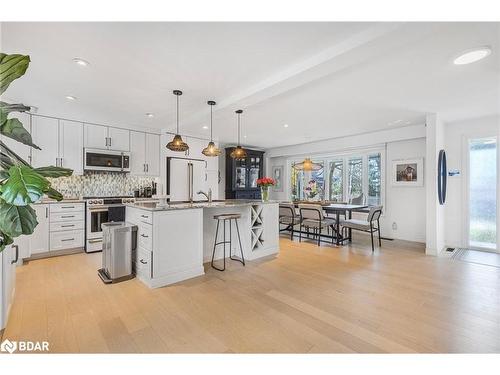 112 Collingwood Street, Barrie, ON - Indoor Photo Showing Kitchen With Upgraded Kitchen