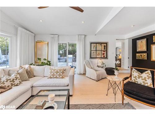 112 Collingwood Street, Barrie, ON - Indoor Photo Showing Living Room