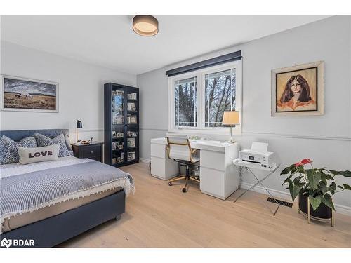 112 Collingwood Street, Barrie, ON - Indoor Photo Showing Bedroom