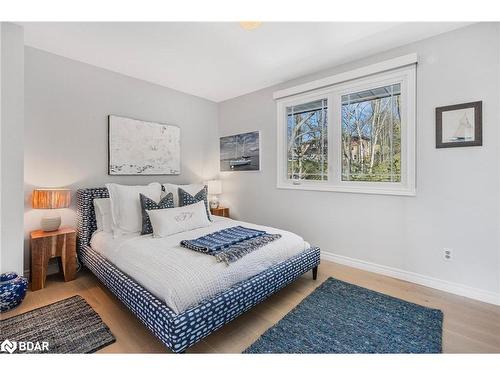 112 Collingwood Street, Barrie, ON - Indoor Photo Showing Bedroom