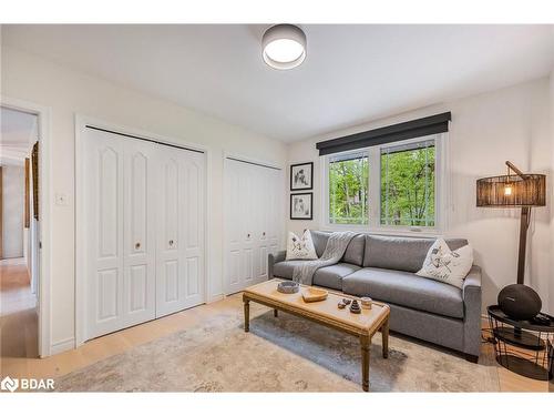 112 Collingwood Street, Barrie, ON - Indoor Photo Showing Living Room