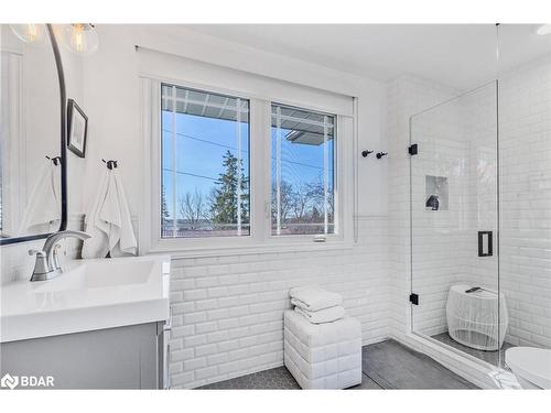 112 Collingwood Street, Barrie, ON - Indoor Photo Showing Bathroom