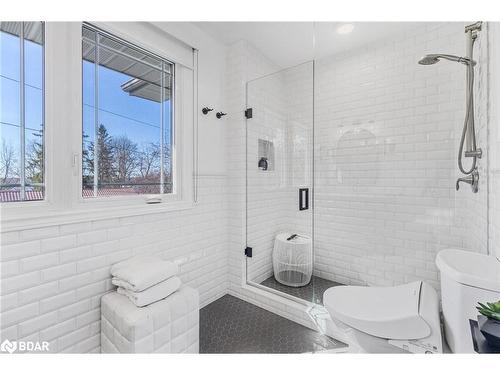 112 Collingwood Street, Barrie, ON - Indoor Photo Showing Bathroom