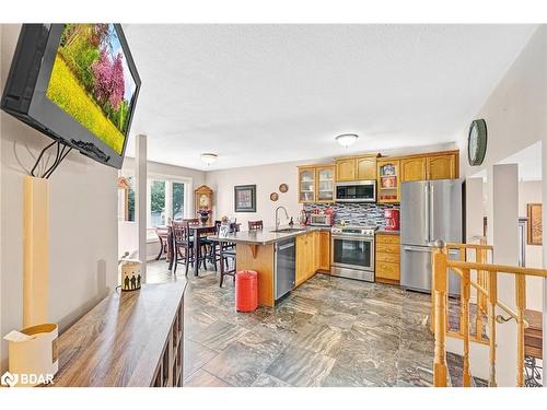 57 Downing Crescent, Barrie, ON - Indoor Photo Showing Kitchen