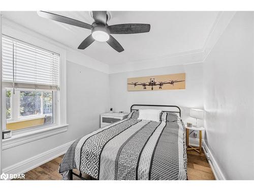 7 Thomson Street, Barrie, ON - Indoor Photo Showing Bedroom