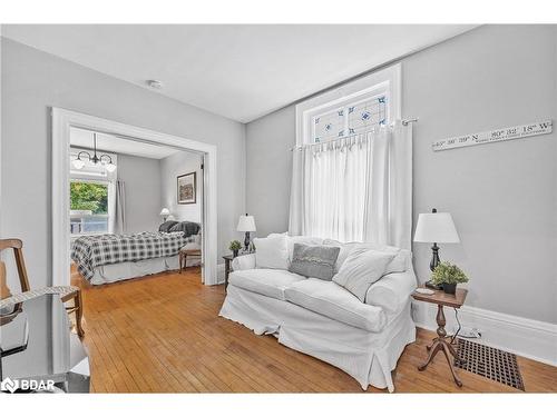 7 Thomson Street, Barrie, ON - Indoor Photo Showing Living Room