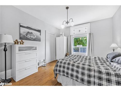 7 Thomson Street, Barrie, ON - Indoor Photo Showing Bedroom