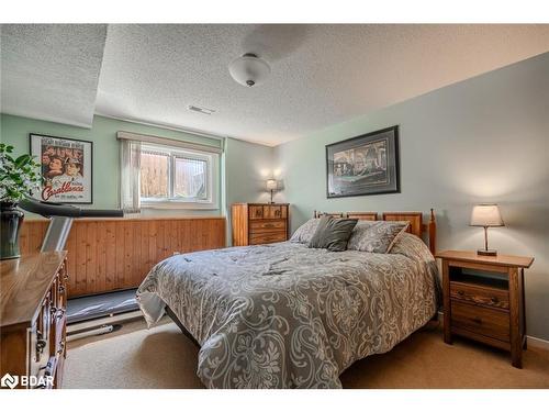 21 Doris Drive, Barrie, ON - Indoor Photo Showing Bedroom