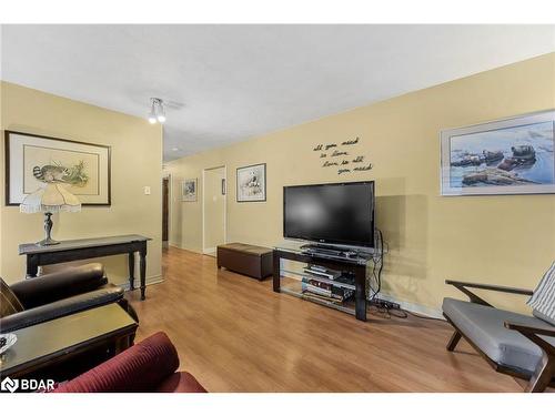 23 Shirley Avenue, Barrie, ON - Indoor Photo Showing Living Room