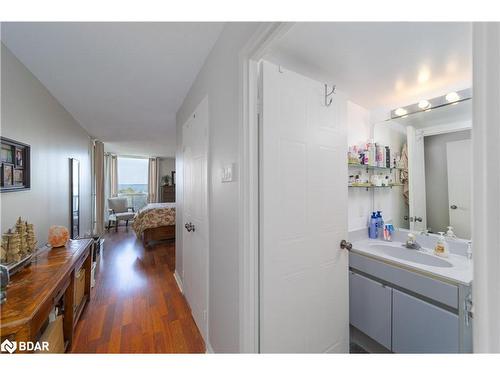 709-75 Ellen Street, Barrie, ON - Indoor Photo Showing Bathroom