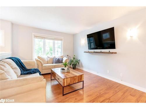 39 Saint Laurent Boulevard, Tiny, ON - Indoor Photo Showing Living Room