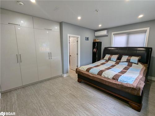 17 Middlebrook Road, Wasaga Beach, ON - Indoor Photo Showing Bedroom