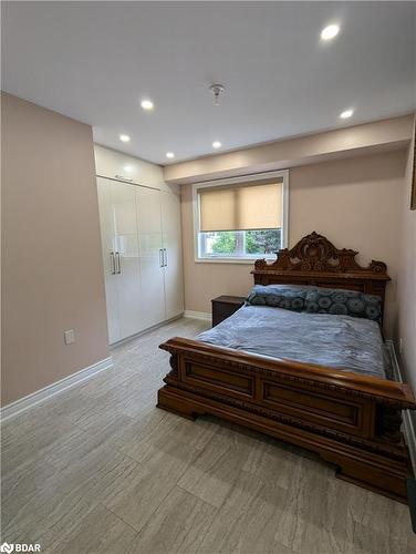 17 Middlebrook Road, Wasaga Beach, ON - Indoor Photo Showing Bedroom