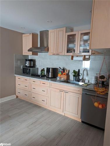 17 Middlebrook Road, Wasaga Beach, ON - Indoor Photo Showing Kitchen