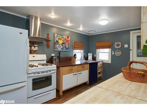 1071 2Nd Line, Innisfil, ON - Indoor Photo Showing Kitchen