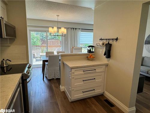 174 Pickett Crescent, Barrie, ON - Indoor Photo Showing Kitchen