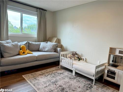 174 Pickett Crescent, Barrie, ON - Indoor Photo Showing Living Room