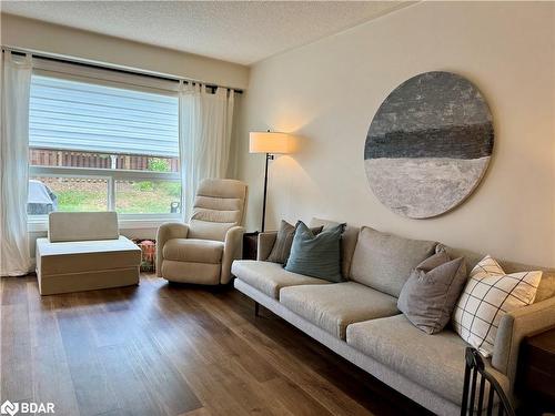 174 Pickett Crescent, Barrie, ON - Indoor Photo Showing Living Room