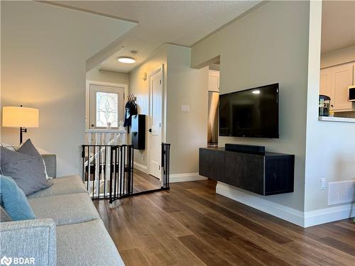 174 Pickett Crescent, Barrie, ON - Indoor Photo Showing Living Room