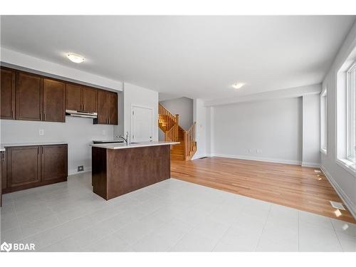 25 Corley Street, Lindsay, ON - Indoor Photo Showing Kitchen