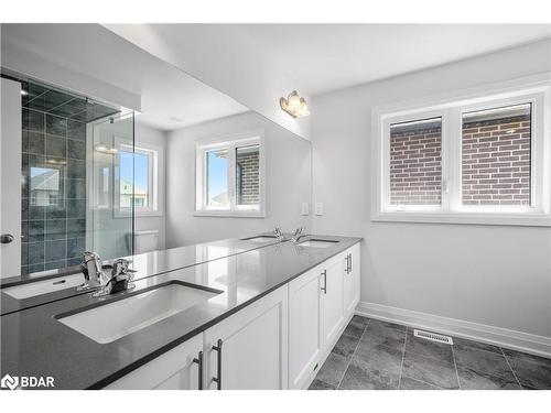 25 Corley Street, Lindsay, ON - Indoor Photo Showing Bathroom