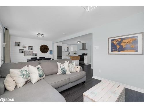 11 James Street E, Orillia, ON - Indoor Photo Showing Living Room