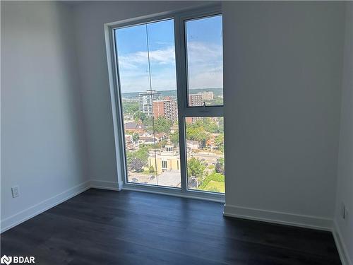 1702-370 Martha Street, Burlington, ON - Indoor Photo Showing Other Room