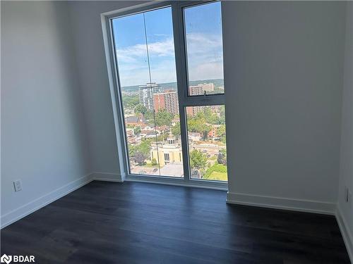 1702-370 Martha Street, Burlington, ON - Indoor Photo Showing Other Room