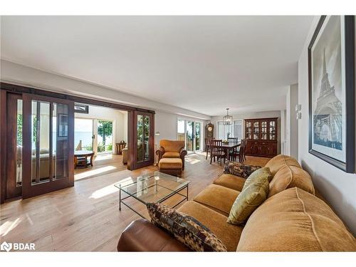 38 Willow Drive, Tiny, ON - Indoor Photo Showing Living Room