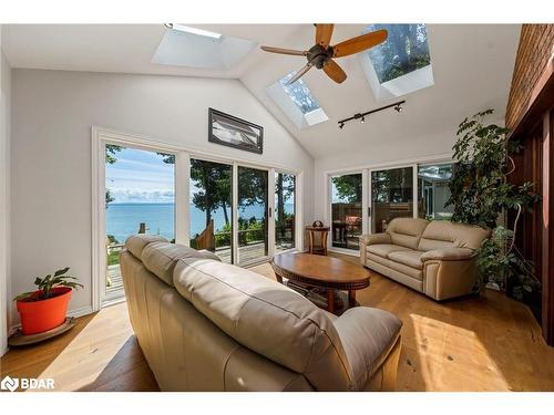 38 Willow Drive, Tiny, ON - Indoor Photo Showing Living Room