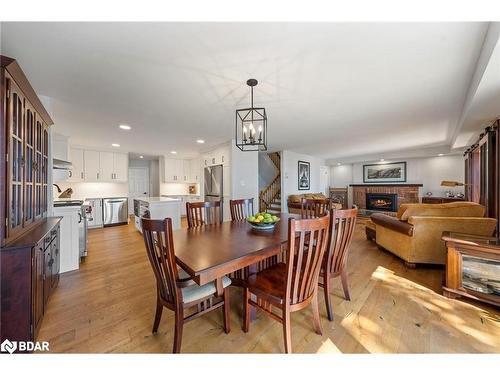 38 Willow Drive, Tiny, ON - Indoor Photo Showing Dining Room